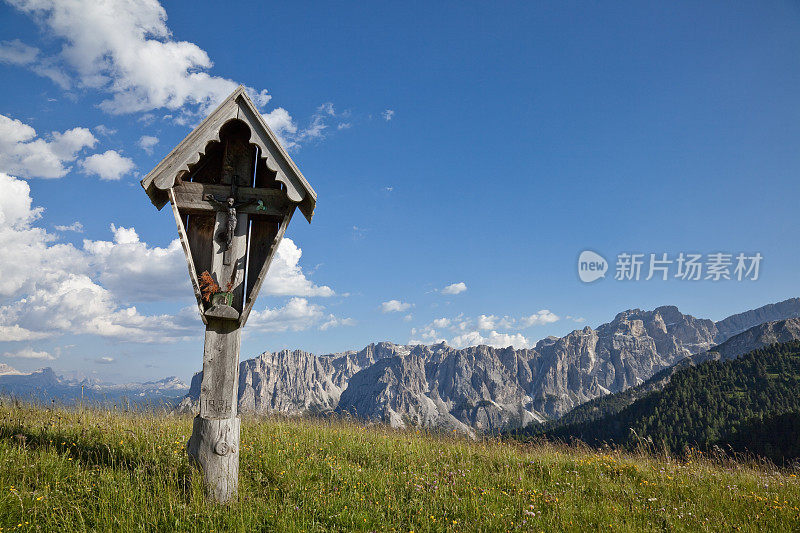 在Dolomites的Malga Vaciara的路边十字路口